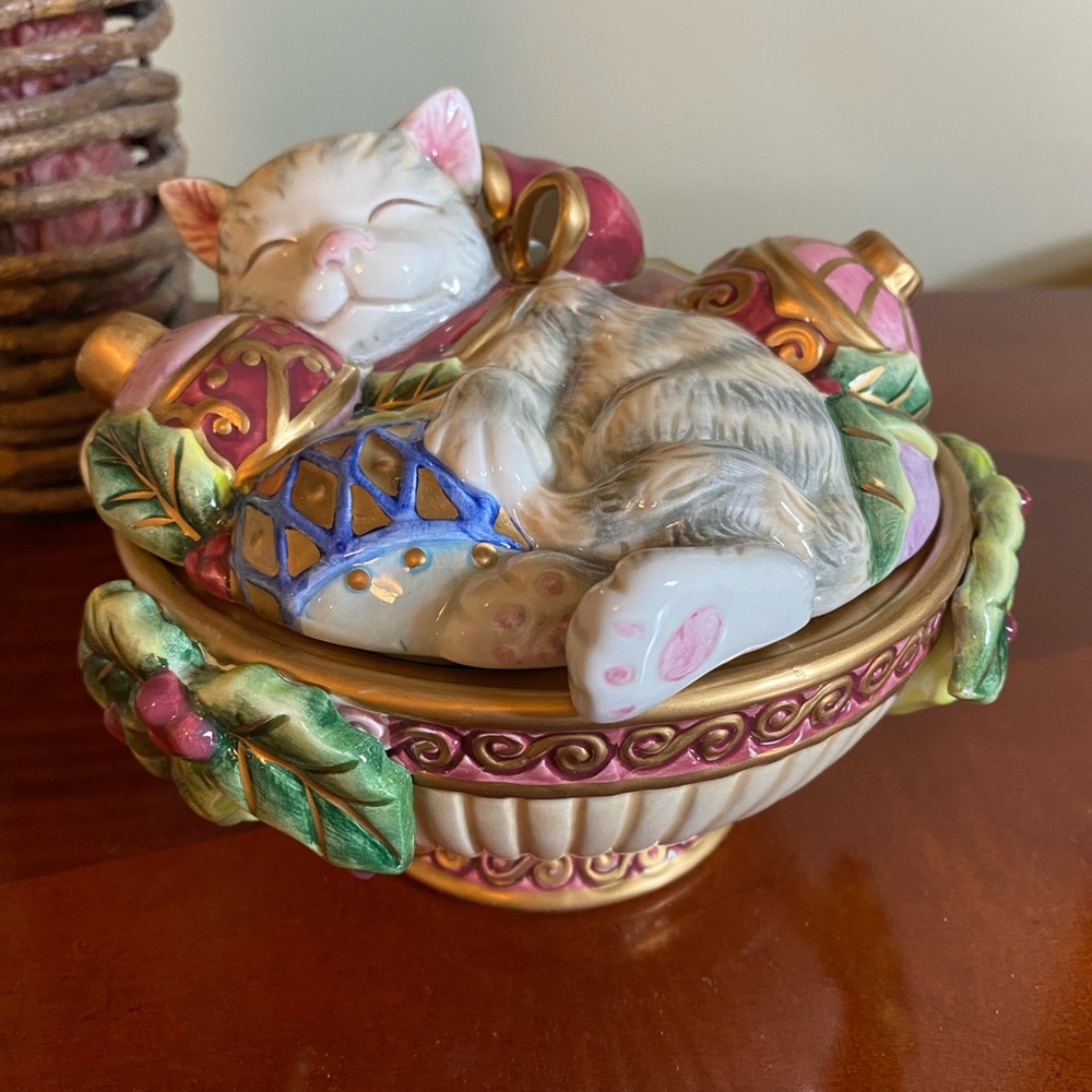 FITZ AND FLOYD Kristmas Kitty lidded ceramic box. New in box.